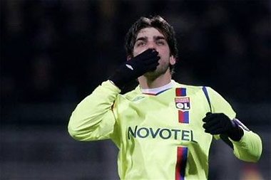 Juninho trổ tài sút phạt siêu đẳng, Henry cứu Barca